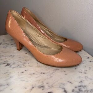Naturalizer Heels Size 5 M pink nude
Leather shoes pumps
